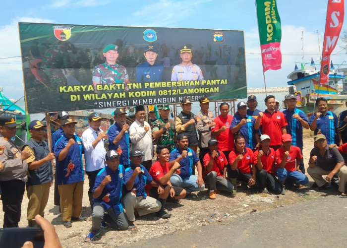 Polres Lamongan Gabung Karya Bakti TNI Bersihkan Pantai dan Tanam Mangrove