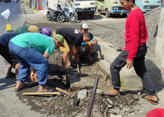 Antisipasi Banjir, Pemdes Betro Sedati Bersihkan Gorong-gorong