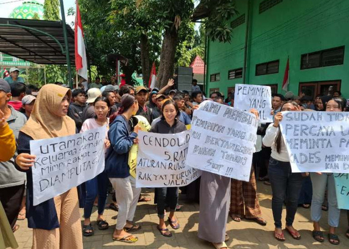  Ratusan Warga Demo di Depan Kantor Kecamatan Pasrepan Pasuruan Tuntut Kades Tempuran Mundur
