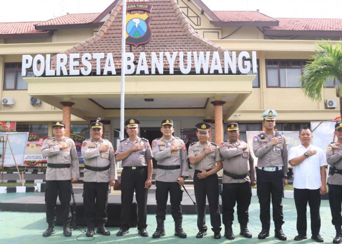 Kapolresta Banyuwangi Anugerahkan Kenaikan Pangkat Pengabdian