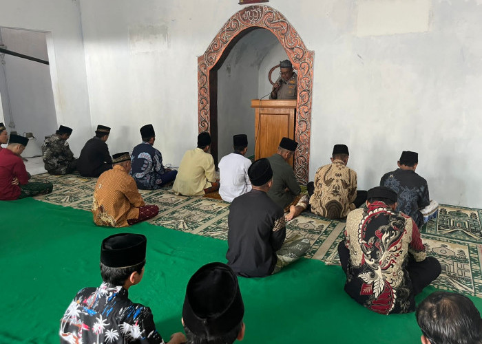 Bhabinkamtibmas Polsek Mojo Jaga Kondusivitas Lewat Khutbah Jumat di Kediri