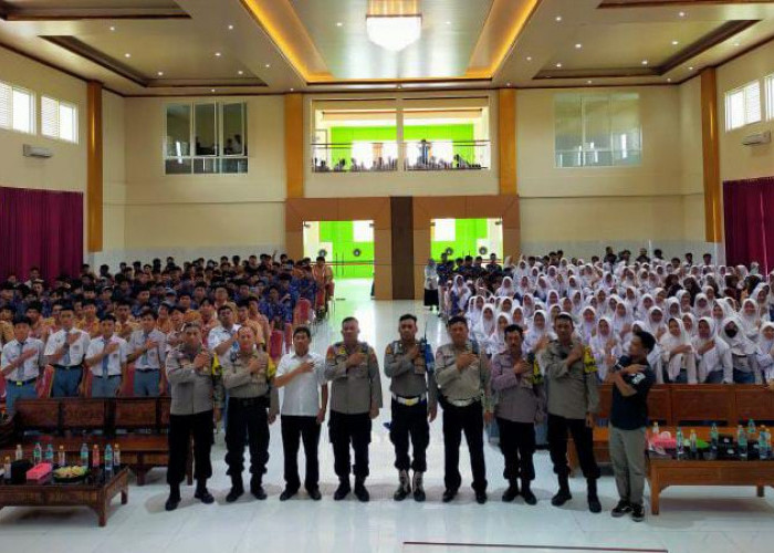 Kapolsek Benowo Police Go To School SMA Dan SMK Wachid Hasyim