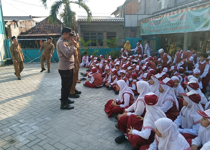 Kapolsek Wiyung Sambangi SD MI Bahrul Ulum, Beri Motivasi dan Semangat Belajar