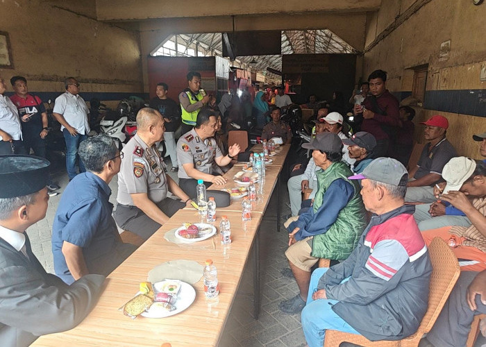 Kapolres Pelabuhan Tanjung Perak Serap Aspirasi Kuli Panggul hingga JukirPasar Pabean Cantikan