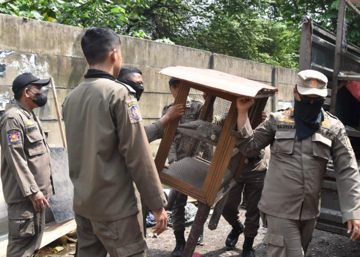 Satpol PP Surabaya Tertibkan Lapak PKL Jalan Kali Rungkut