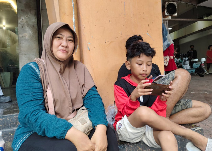 Demi Lihat Parade SFF 2026, Warga Tambaksari Berangkat Sejak Pagi Bersama Keluarga
