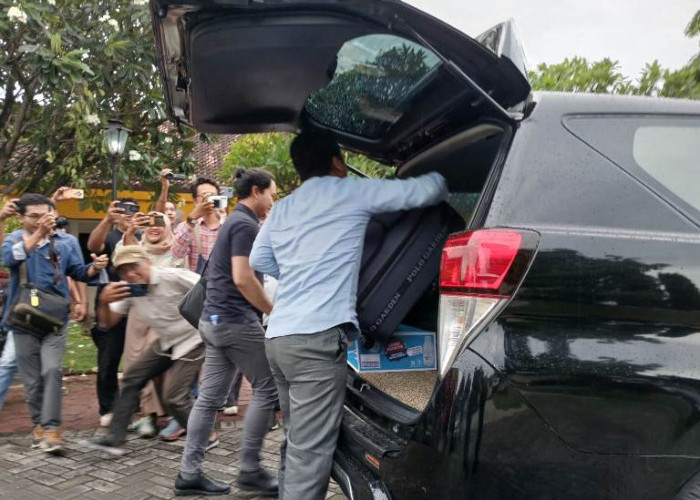 KPK Bawa Tiga Koper Barang Bukti dari Kantor Dinas PUPKP Ponorogo