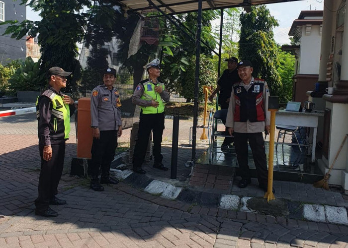 Sambangi Pemukiman YKP Penjaringansari, Polsek Rungkut Sosialisasi Layanan Call Center 110