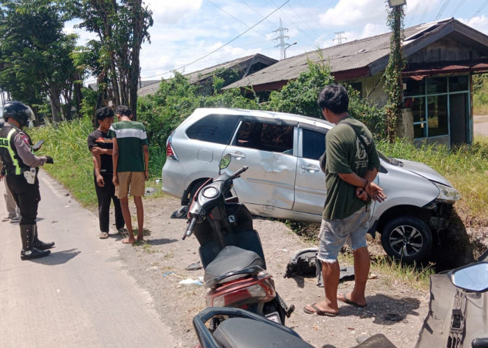 Ugal-ugalan di Jalan Kampung, Mobil Disopiri Pelajar Terguling Usai Pecah Ban di Driyorejo Gresik