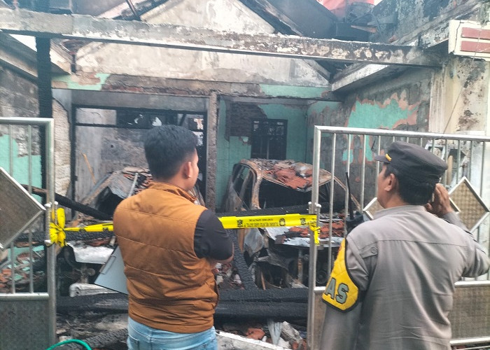 Polisi Ungkap Dugaan Penyebab Kebakaran Rumah dan Dua Mobil di Sambi Arum Surabaya