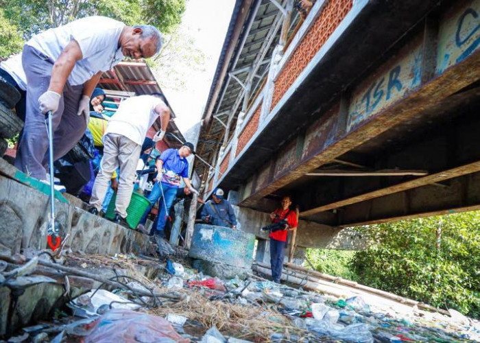 Jelang HUT Ke-80 RI, Pemkab Gresik Gelar Aksi Bersih Sampah di Pesisir dan Bagikan 10 Ribu Bendera Merah Putih