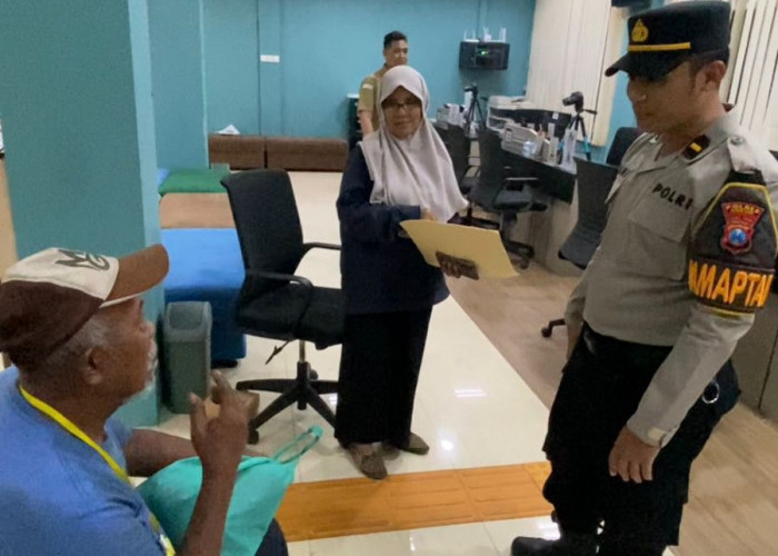 Kepedulian Polres Gresik Bantu Selamatkan Kakek asal Majalengka Tersesat untuk Kembali ke Keluarga