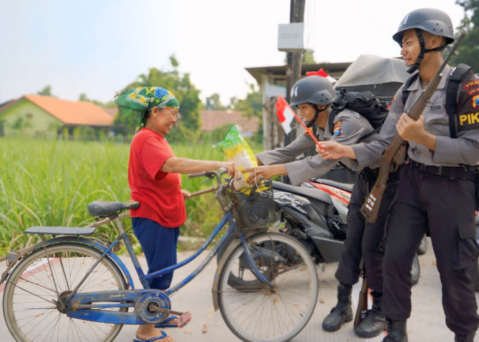 Tanamkan Nasionalisme, Siswa SPN Polda Jatim Bagikan 800 Bendera dan Bansos Lewat Ekspedisi Darat 