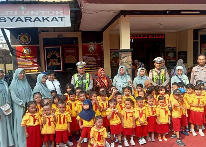 Tanamkan Disiplin Sejak Dini, Polsek Wiyung Edukasi Siswa PAUD Kuncup Kenanga tentang Rambu Lalu Lintas