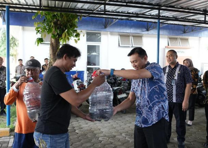 Imigrasi Kediri Tebar Bibit Nila dan Bagikan Hasil Panen ke Warga