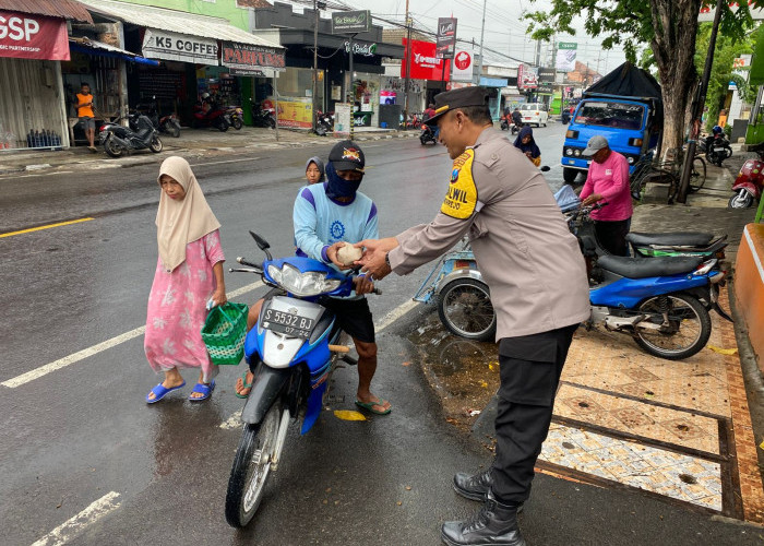 Kapolsek Sumberrejo Berbagi Nasi ke Warga