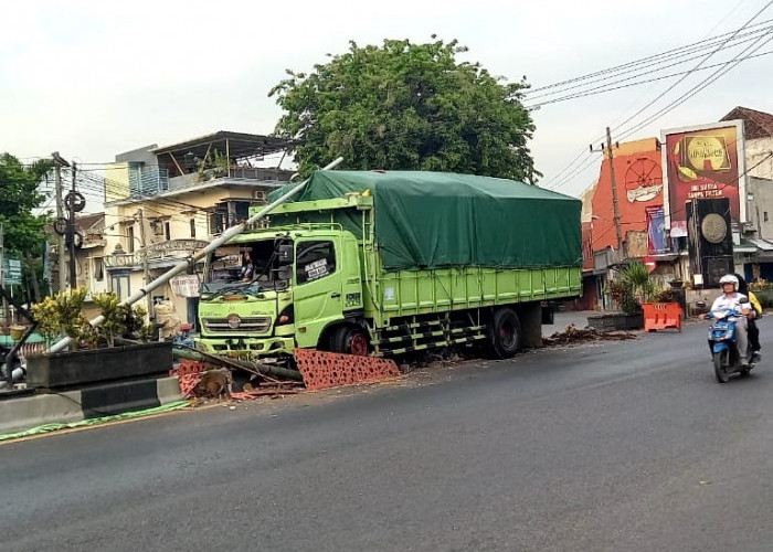 Sopir Dump Truck Ngantuk, Tabrak Median dan PJU