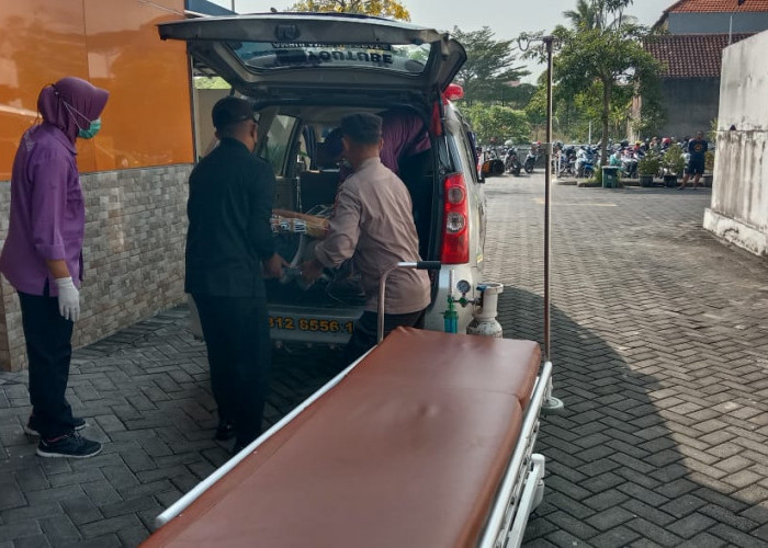 Tabrak Pohon di Menganti, Sopir Minibus Asal Surabaya Tewas