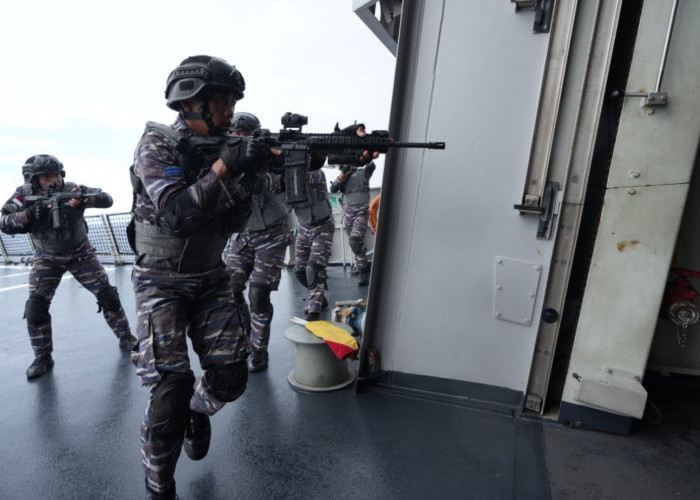 Prajurit KRI Raden Eddy Martadinata-331 Gelar Combat Readiness Tournaments di Laut Coral