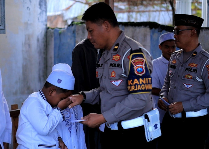 Satlantas Polres Gresik Santuni Anak Yatim Panti Asuhan Roudlotul Hikmah