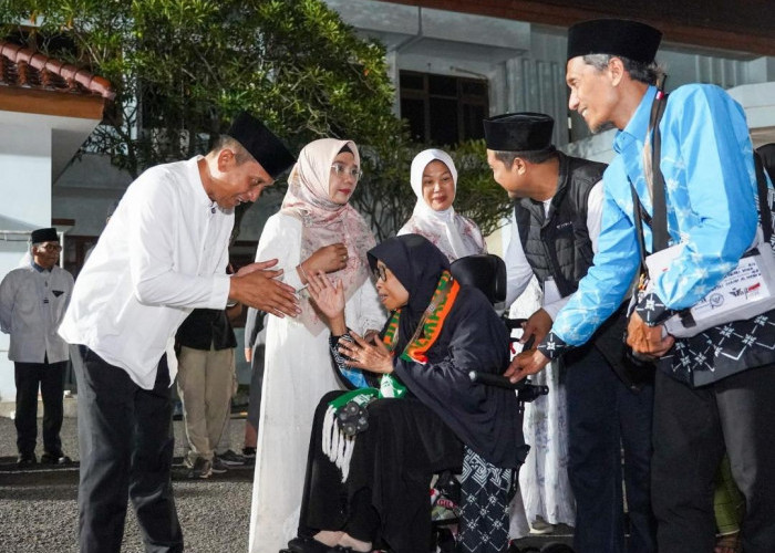 Bupati dan Wakil Bupati Bojonegoro Berangkatkan Jemaah Haji Kloter Pertama