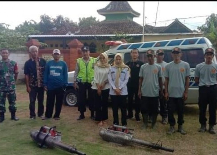 Cegah Penyebaran Demam Berdarah, Bhabinkamtibmas Dampingi Fogging di Desa Kendung