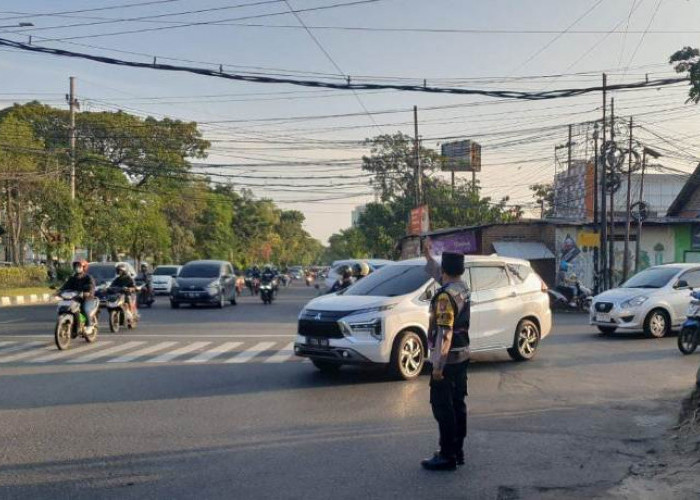 Polsek Rungkut Jaga Keselamatan Anak Sekolah, Ciptakan Kenyamanan Pengguna Jalan 