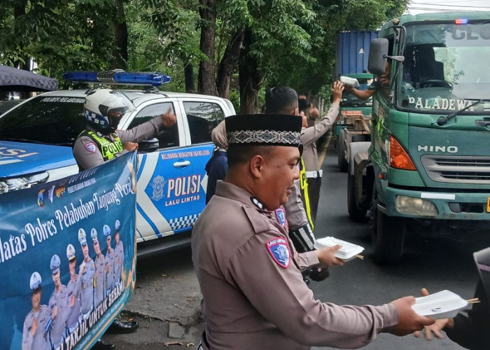 Satlantas Polres Pelabuhan Tanjung Perak Bagikan 150 Paket Takjil kepada Pengendara di Perak Timur Surabaya