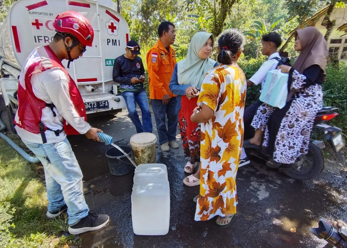 Krisis Air Bersih di Pakusari Jember, PMI dan BPBD Salurkan Bantuan di Tengah Kemarau