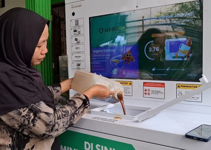 Warga Sidokumpul Gresik Ubah Minyak Jelantah Jadi Rupiah Lewat Mesin UCOllect Box
