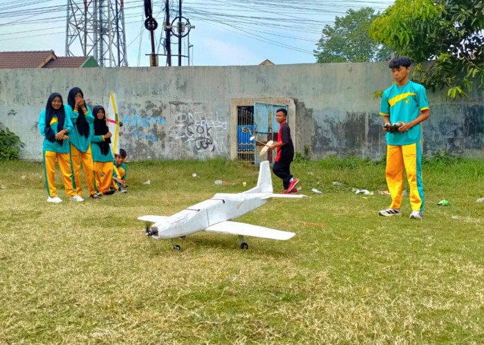 Siswa SMK Yapenas Gempol Berprestasi di Kancah Aeromodelling Jatim