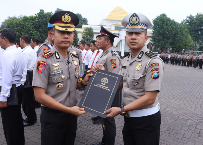 Kapolres Pasuruan Serahkan Penghargaan kepada 38 Personel Berprestasi