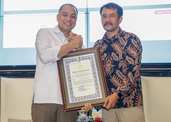 Wali Kota Eri Cahyadi Raih Penghargaan Kapolri atas Pencegahan Radikalisme di Surabaya