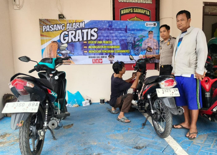 Tingkatkan Keamanan Lingkungan, Polsek Sukomanunggal Bagikan dan Pasang Alarm Motor Gratis