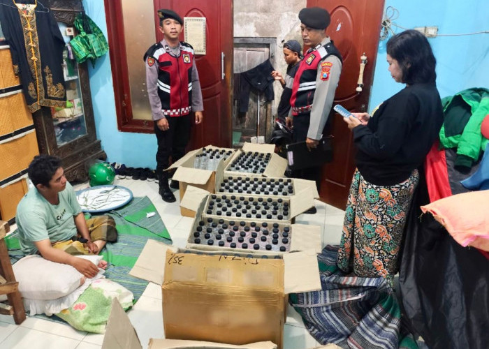 Penjual Miras Ilegal di Wonokromo Diciduk Polisi, Sita 530 Botol Arak Bali