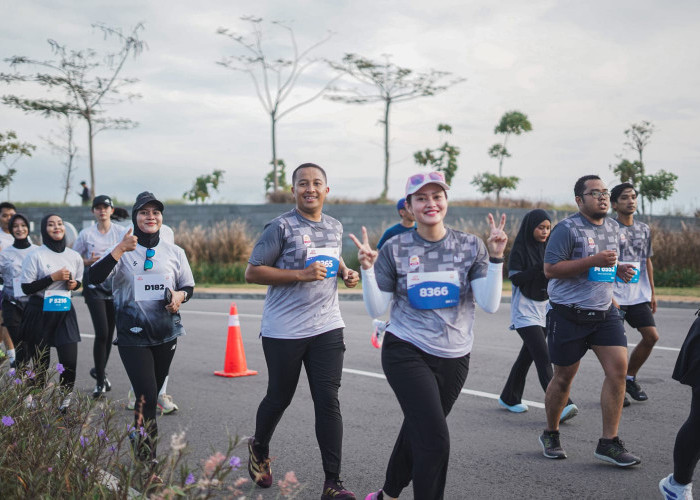 Pacu Gaya Hidup Sehat, Kapolres Kediri dan Puluhan Personel Sukses Taklukkan Garis Finish Kediri Half Marathon