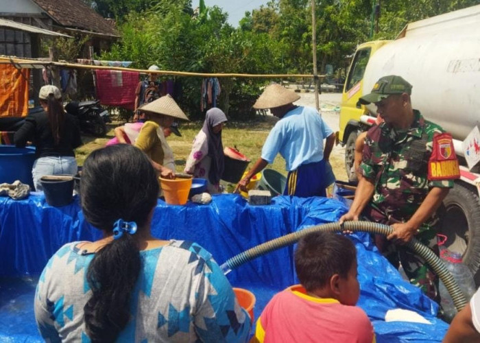 Kodim Bojonegoro Salurkan 16 Ribu Liter Air Bersih untuk Warga Terdampak Kekeringan