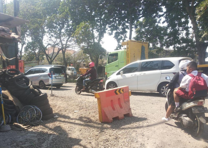 Jalan Curam Dikeluhkan Warga Asemrowo Surabaya