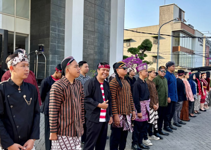 Semarak HUT Ke-81 RI, Staf Dafam Pacific Caesar Surabaya Gelar Upacara Berbusana Adat Nusantara