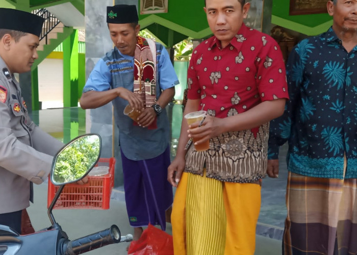 Jumat Berkah, Polsek Temayang Bagikan Es Teh Gratis ke Jamaah Masjid di Desa Belun