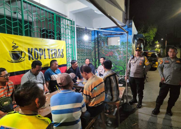 Polsek Simokerto Sosialisasikan Layanan Darurat 110 di Warkop Idaman Surabaya