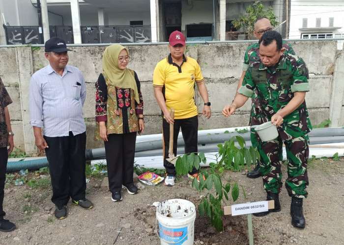 Polsek Lakarsantri Bersama TNI dan Warga Tanam Pohon di Sambikerep