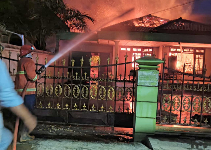 Dua Ledakan Keras Picu Kepanikan, Salon Rias Pengantin di Bugul Kidul Ludes Dilalap Api