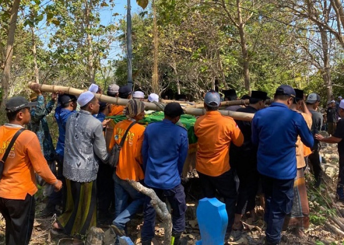 Damkar Gresik Bantu Pemakaman Jenazah Obesitas 250 Kilogram di Bedanten