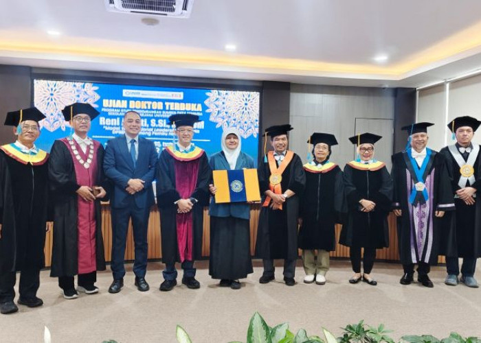 Reni Astuti Raih Gelar Doktor Cumlaude di Unair, Bahas Rahasia Politisi Menang Tiga Periode