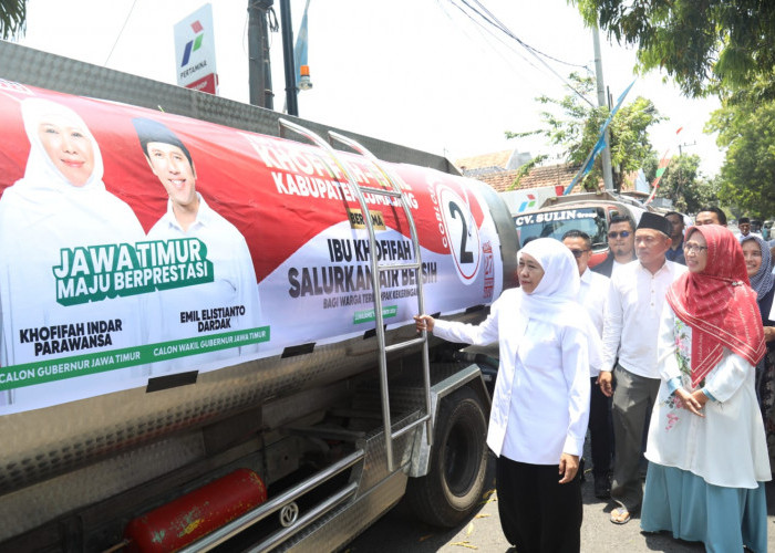 Khofifah dan Relawan Lumajang Kirim Bantuan Air Bersih untuk Warga Terdampak Kekeringan