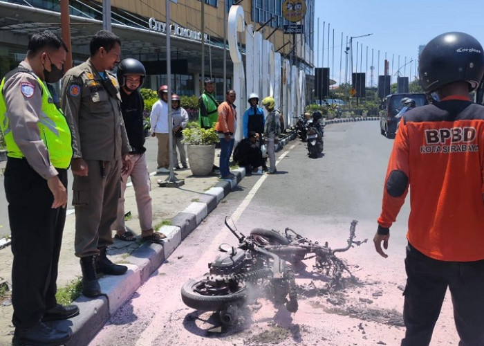 Beat Terbakar di Depan Cito Mall Surabaya Diduga Korsleting