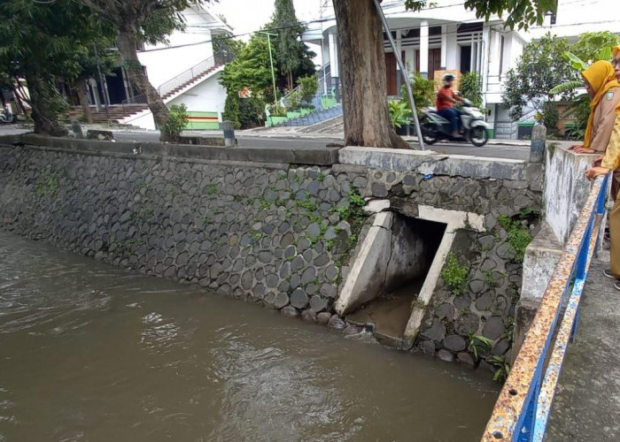 Hujan Lebat Guyur Kabupaten Jombang, Sejumlah Jalan Perkotaan Tergenang Air