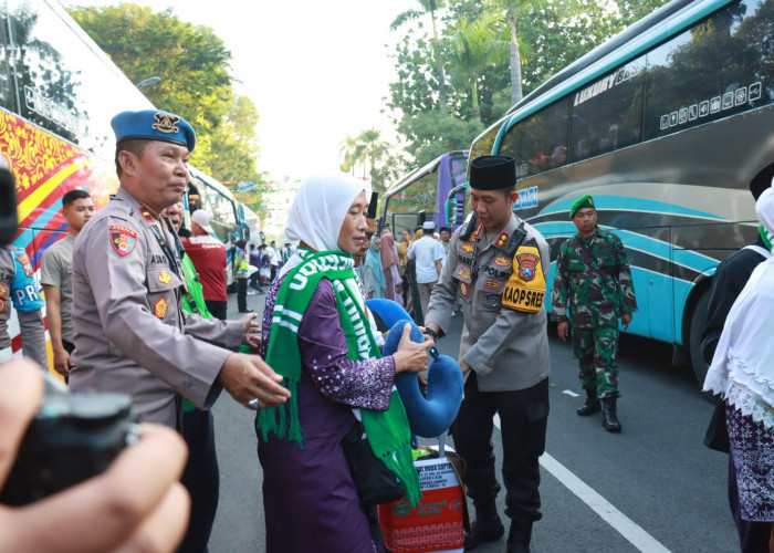 Polres Bojonegoro Beri Pengamanan Pemberangkatan Jamaah Calon Haji