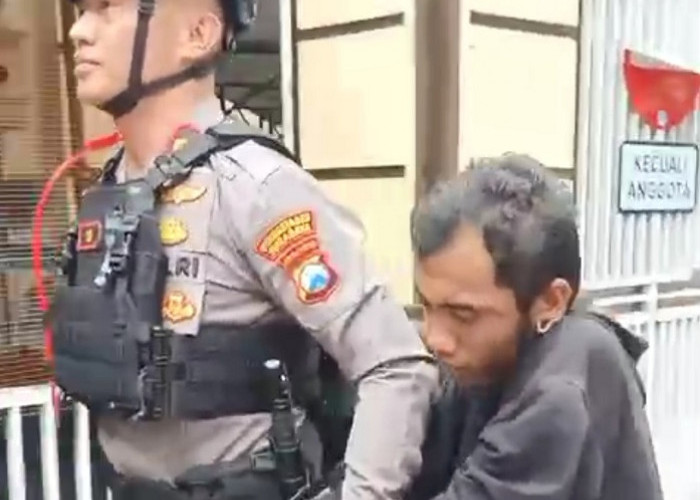 Heroik, Aksi Kapolsek Bubutan Selamatkan Pelaku Curanmor dari Amuk Warga Margorukun